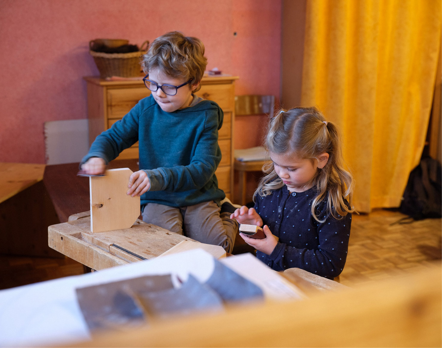 Kinder im Kindergarten am Spielen. Steinerschule Bern Ittigen Langnau