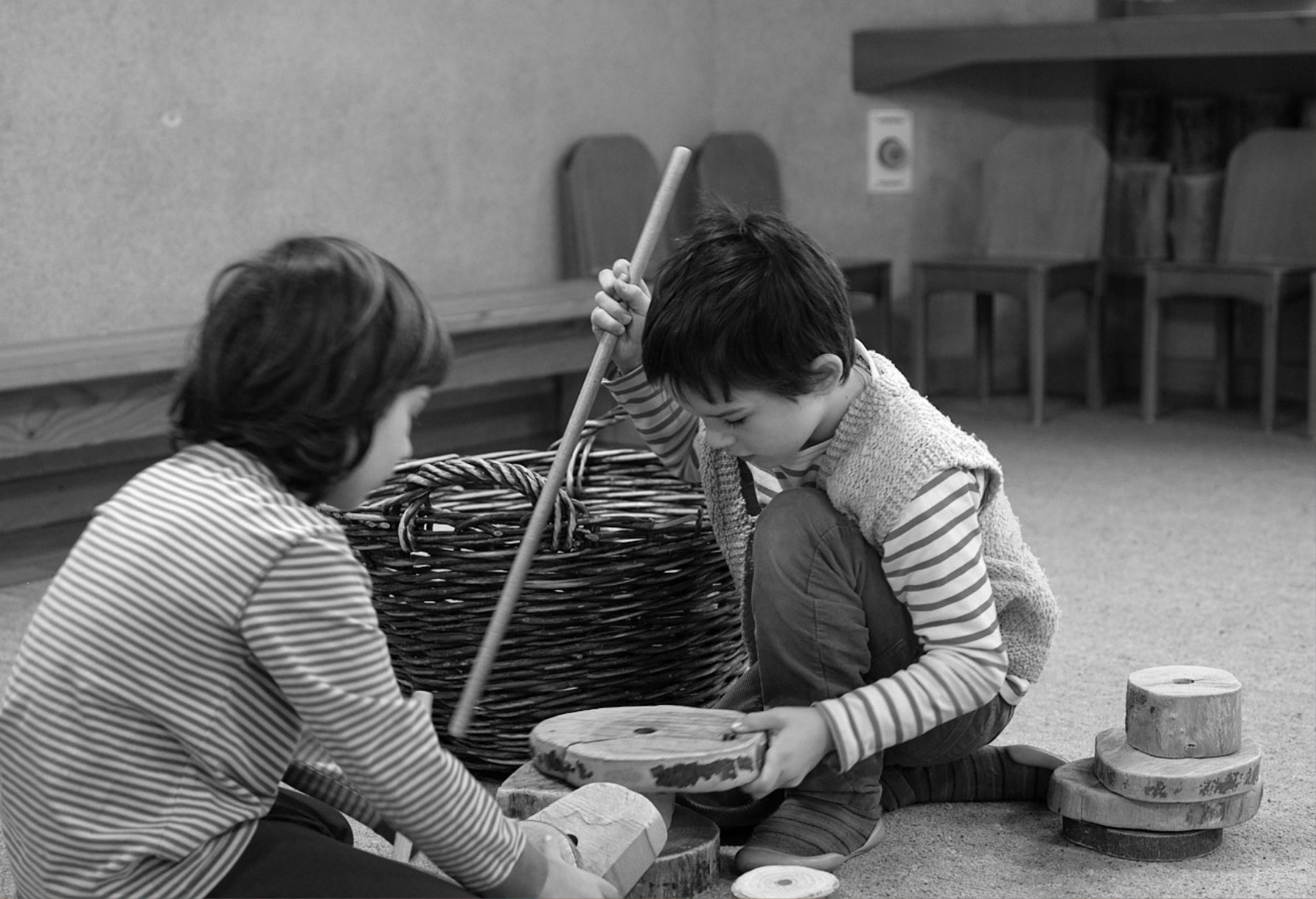 Kinder im Kindergarten am Spielen. Steinerschule Bern Ittigen Langnau