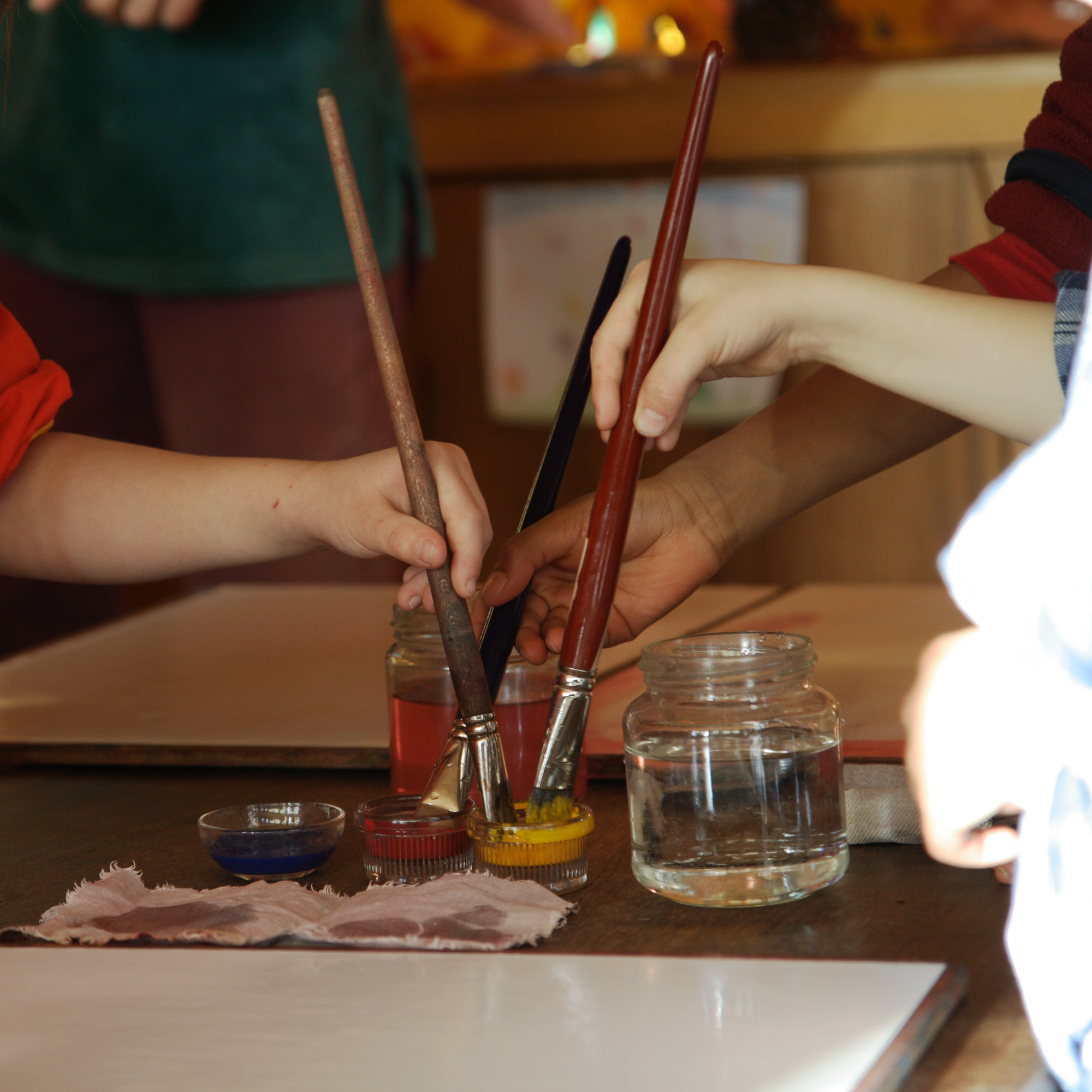 Alltag der Unterstufe der Steinerschule Bern Ittigen Langnau. Kind am Malen