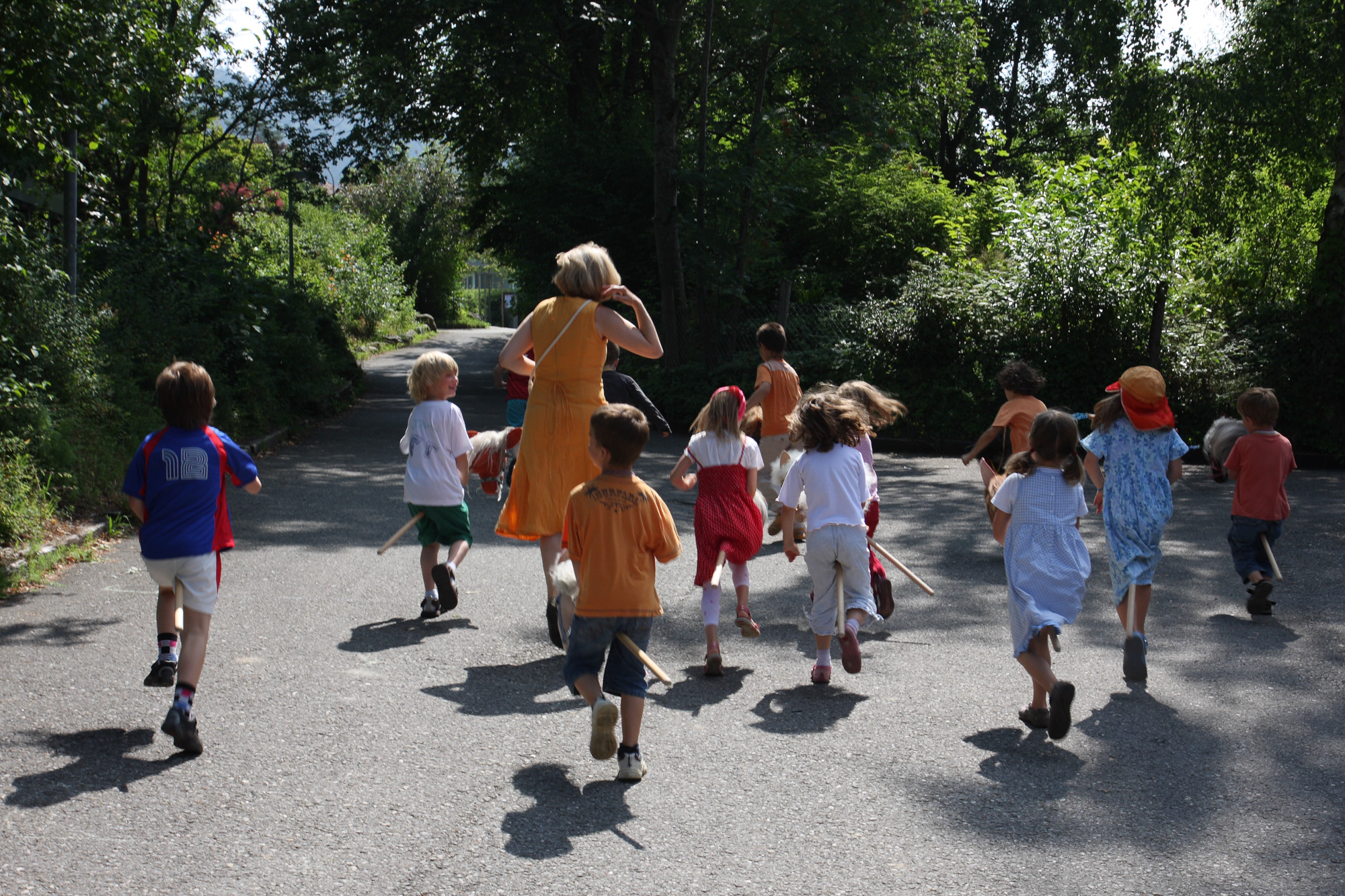 Alltag der Unterstufe der Steinerschule Bern Ittigen Langnau. Kinder am Springen