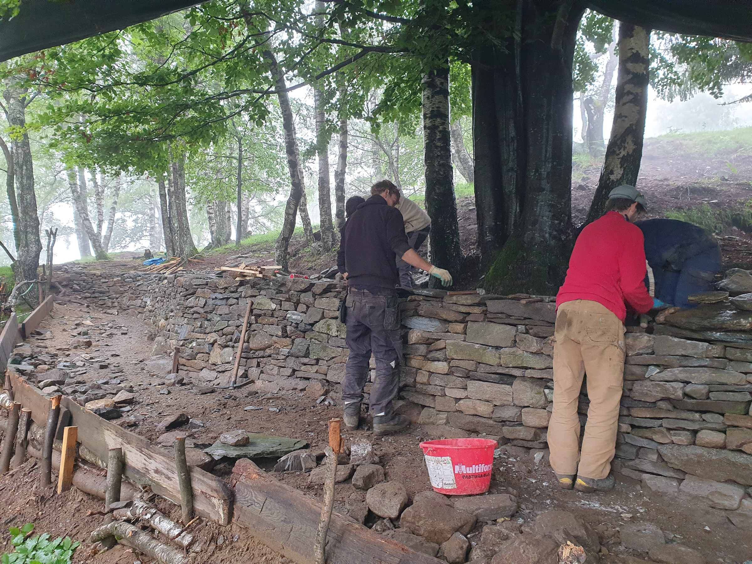 Trockenmauerlager der 9. Klasse Bern, Steinerschule Bern Ittigen Langnau - Privatschule